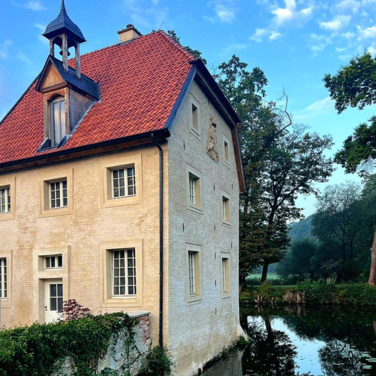 Wasserschadenbeseitigung Von Wasser beschädigte Decken- und Wandflächen- abgeplatzter, durchnässter Putz, freiliegende Strohdecke