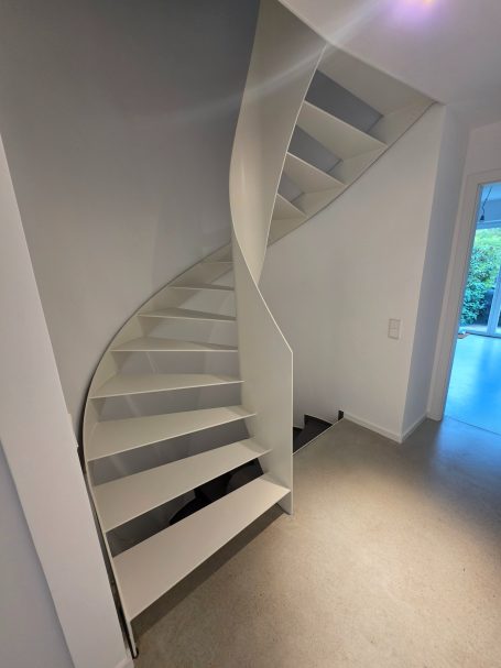 Spritzlackierung einer Wendeltreppe mit rutschhemmender Bodenbeschichtung Wendeltreppe, weiß lackiert