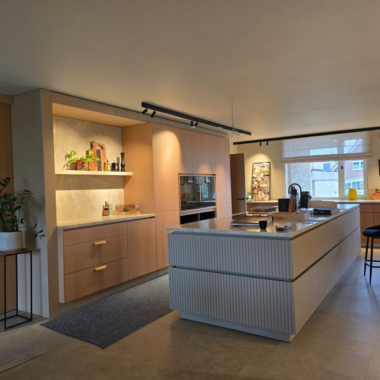 Moderne Küche mit Holzregalen, Insel und großen Fenstern für Tageslicht.